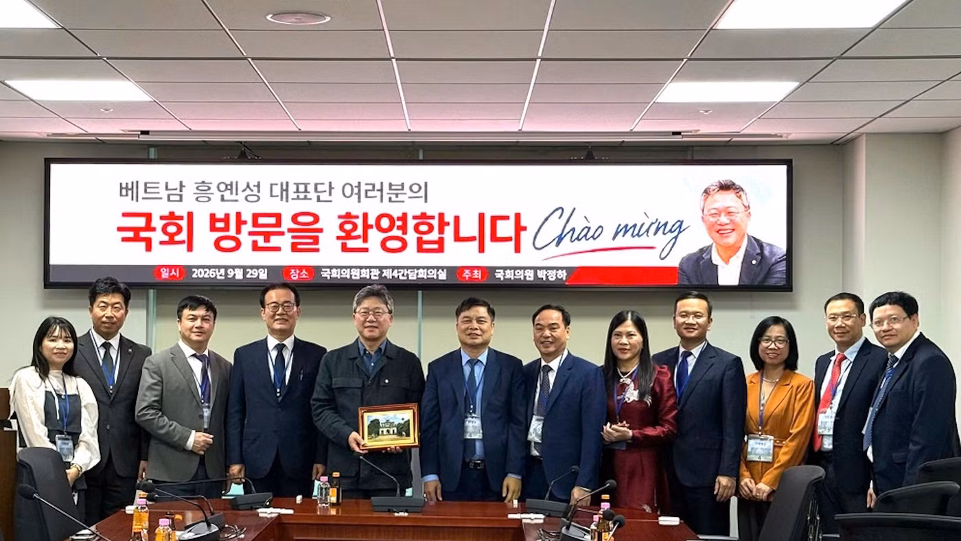 Đoàn công tác tỉnh Hưng Yên gặp gỡ Nghị sĩ Quốc hội Park Jeong-ha. Ảnh: Cổng thông tin tỉnh Hưng Yên