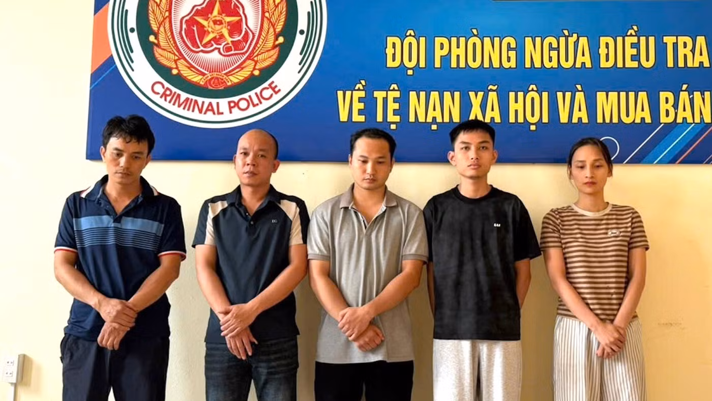 Các bị can tại cơ quan điều tra. Ảnh: Công an tỉnh Hưng Yên.