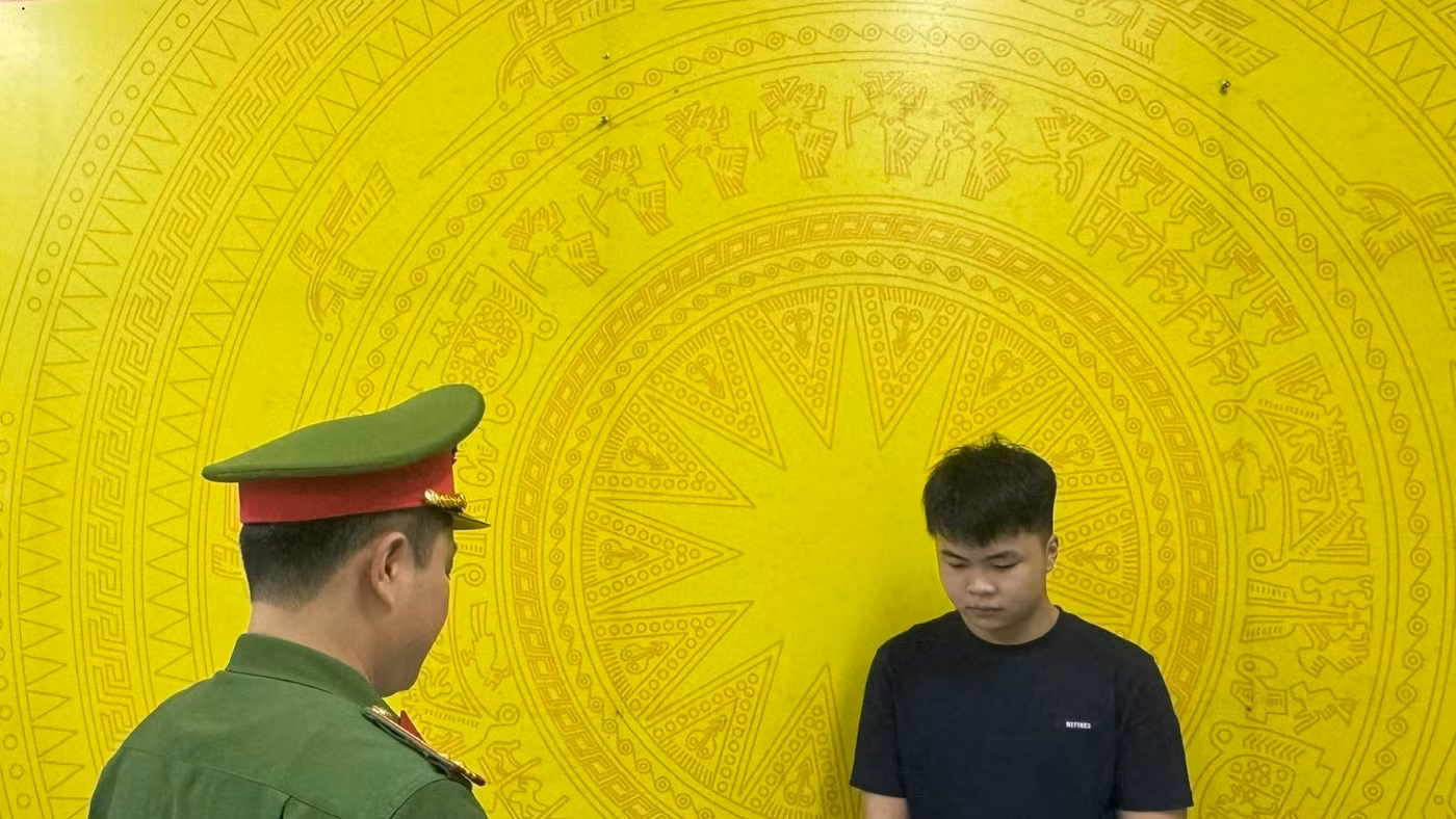 Cơ quan Công an tống đạt quyết định khởi tố bị can đối với Lê Thanh Tùng. Ảnh: Công an tỉnh Hưng Yên