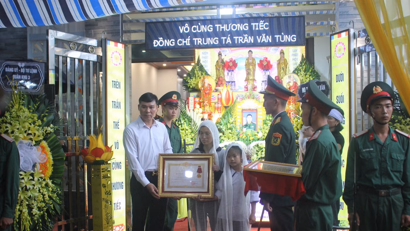 Thừa ủy quyền của Chủ tịch nước, Phó Chủ tịch UBND tỉnh Hưng Yên Nguyễn Lê Huy trao Huân chương Dũng cảm truy tặng Trung tá Trần Văn Tùng cho thân nhân Trung tá Tùng.