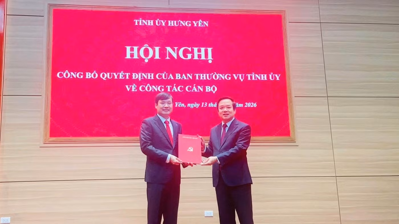 Ông Phạm Quang Ngọc, Bí thư Tỉnh ủy Hưng Yên trao quyết định cho ông Nguyễn Tuấn Phong. Ảnh: Ban Tuyên giáo Tỉnh ủy Hưng Yên