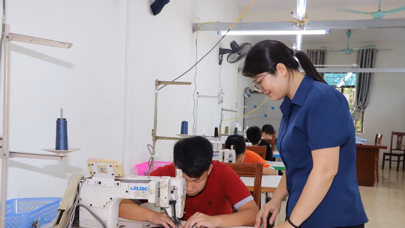 Trường Giáo dục chuyên biệt Hưng Yên dạy nghề cho trẻ khuyết tật.