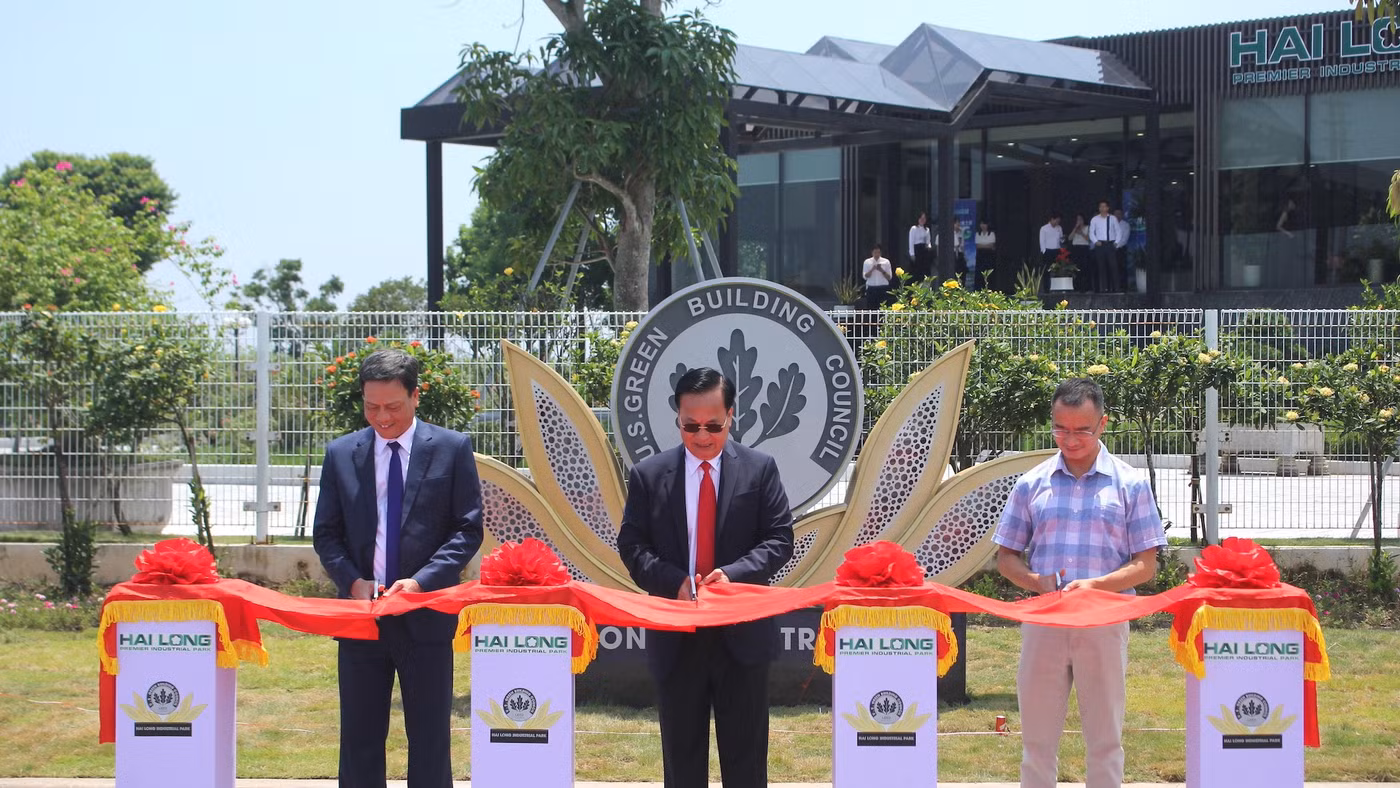 Các đại biểu thực hiện nghi thức cắt băng khánh thành biển LEED Platinum.