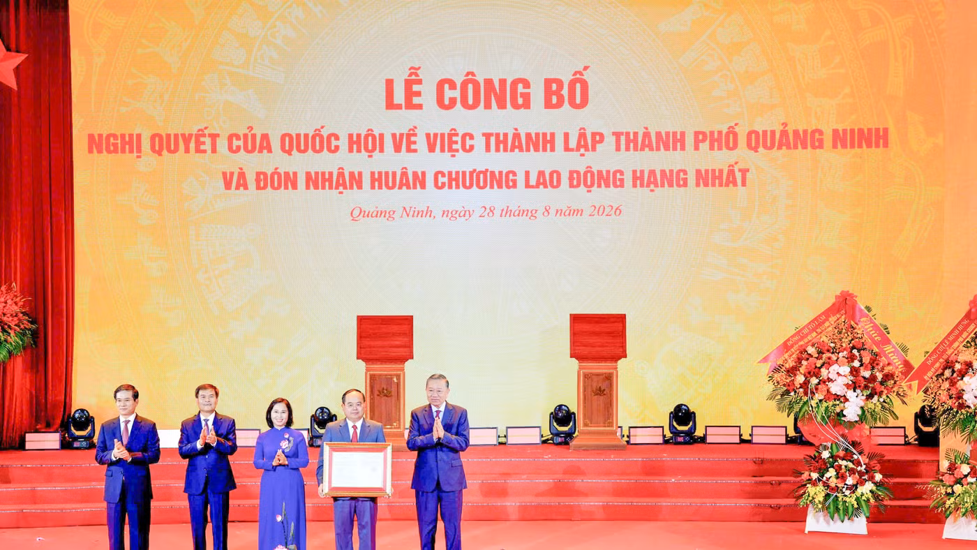 Tổng Bí thư, Chủ tịch nước Tô Lâm trao Nghị quyết của Quốc hội về việc thành lập thành phố Quảng Ninh.