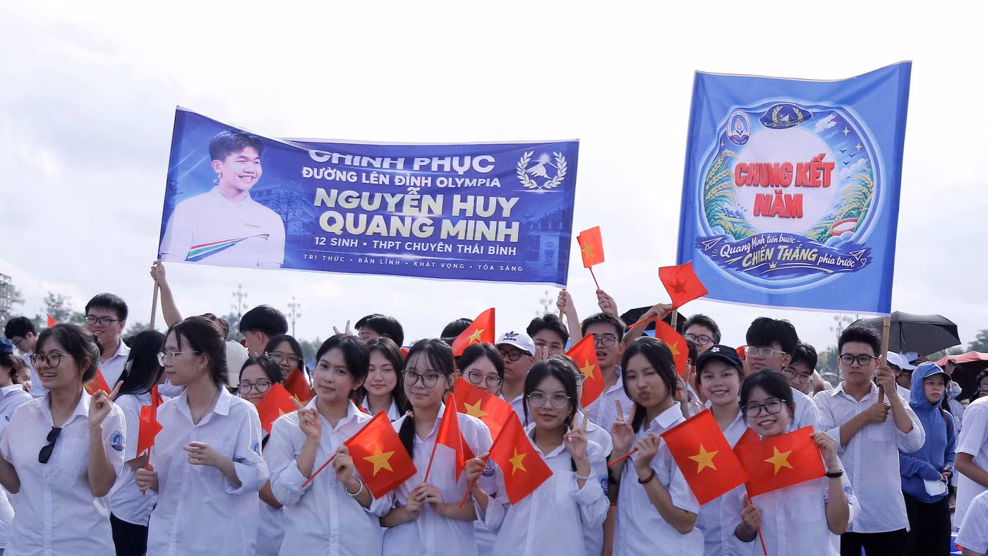 Học sinh Trường THPT Chuyên Thái Bình háo hức quyết tâm tiếp sức cho Nguyễn Huy Quang Minh. Ảnh: Đinh Chiến