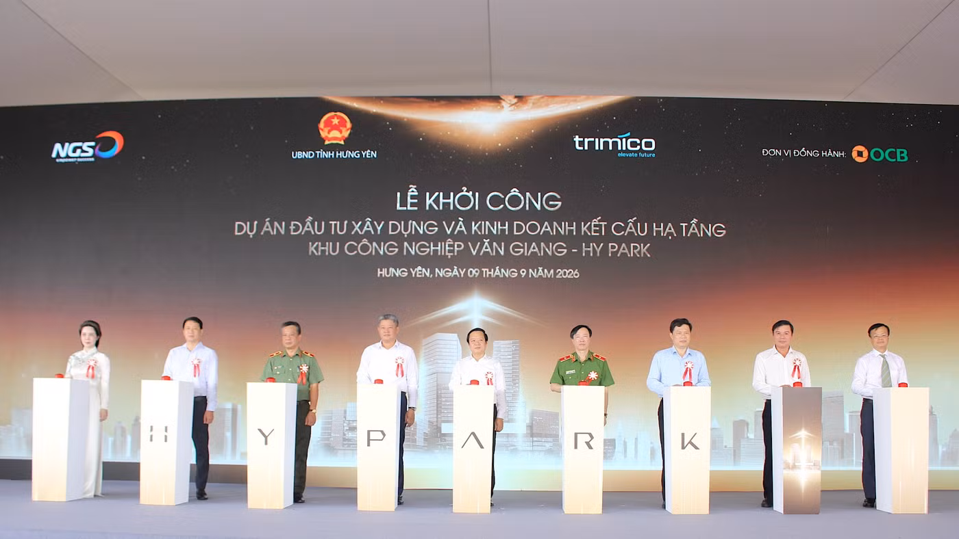 Các đại biểu thực hiện nghi thức khởi công dự án.