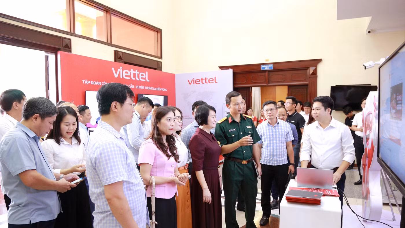 Các đại biểu tham quan gian hàng giới thiệu các sản phẩm, nền tảng và giải pháp công nghệ trong lĩnh vực giáo dục.