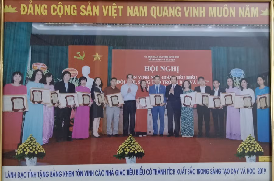 Cô giáo Thuý Quỳnh (thứ 2 từ phải sang) nhận bằng khen của tỉnh Hưng Yên. Ảnh: NVCC.