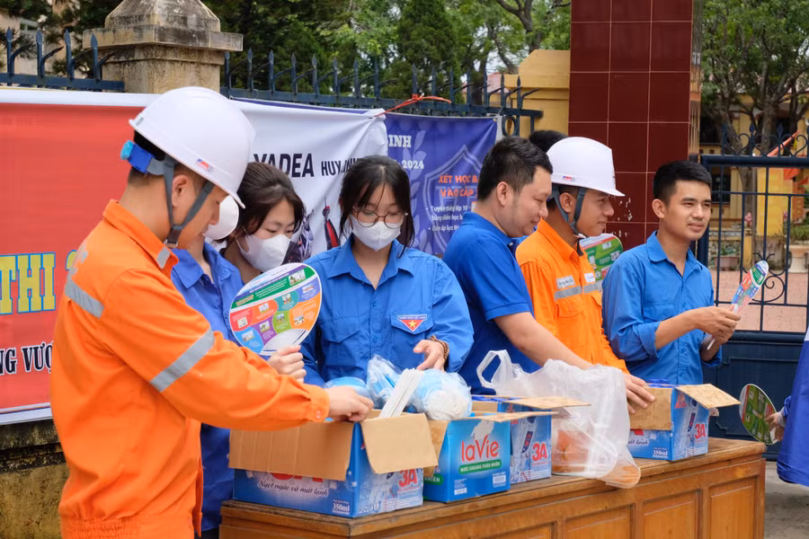Các đội tình nguyện túc trực bên ngoài điểm thi.