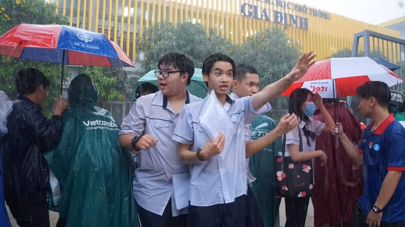 16 giờ ngày 28/6, khi thí sinh rời phòng thi, TP HCM có mưa lớn. Nhiều thí sinh đợi mưa tạnh mới ra về. Các em đánh giá đề thi bám sát chương trình học, có độ phân hóa cao. "Em thấy nếu ôn tập tốt chương trình thầy cô đã dạy ở lớp là có thể dễ dàng lấy 6-7 điểm, nếu chịu khó học chăm và có năng khiếu Toán thì có thể lấy được điểm trên 8", Nguyễn Ngọc Anh, điểm thi THCS Đống Đa, quận Bình Thạnh cho hay. 16 giờ ngày 28/6, khi thí sinh rời phòng thi, TP HCM có mưa lớn. Nhiều thí sinh đợi mưa tạnh mới ra về. Các em đánh giá đề thi bám sát chương trình học, có độ phân hóa cao. "Em thấy nếu ôn tập tốt chương trình thầy cô đã dạy ở lớp là có thể dễ dàng lấy 6-7 điểm, nếu chịu khó học chăm và có năng khiếu Toán thì có thể lấy được điểm trên 8", Nguyễn Ngọc Anh, điểm thi THCS Đống Đa, quận Bình Thạnh cho hay.