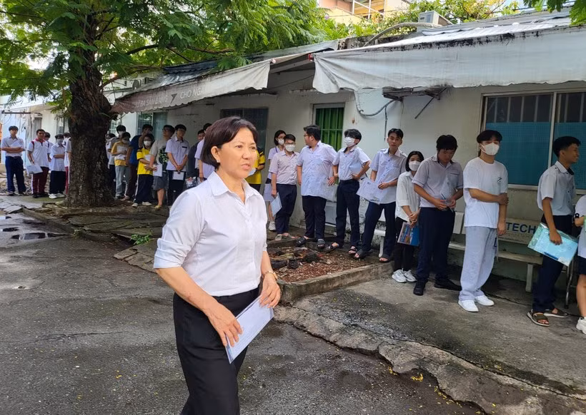 Tại TP HCM, điểm thi Trường THPT Nguyễn Trãi, quận 4, là nơi dự thi của thí sinh Ngô Thị Kim Chi, 64 tuổi. Cháu nội của bà Chi, 18 tuổi, cũng thi tại một điểm thi gần đó nên cả hai bà cháu cùng nhau đi thi. Nguyện vọng của bà Chi là xét tuyển vào trường sư phạm để trở thành giáo viên, giúp đỡ những em nhỏ khó khăn. Nếu không, bà sẽ tham gia dạy học miễn phí trong khu phố bằng những kiến thức tích góp nhiều năm qua. Tại TP HCM, điểm thi Trường THPT Nguyễn Trãi, quận 4, là nơi dự thi của thí sinh Ngô Thị Kim Chi, 64 tuổi. Cháu nội của bà Chi, 18 tuổi, cũng thi tại một điểm thi gần đó nên cả hai bà cháu cùng nhau đi thi. Nguyện vọng của bà Chi là xét tuyển vào trường sư phạm để trở thành giáo viên, giúp đỡ những em nhỏ khó khăn. Nếu không, bà sẽ tham gia dạy học miễn phí trong khu phố bằng những kiến thức tích góp nhiều năm qua.