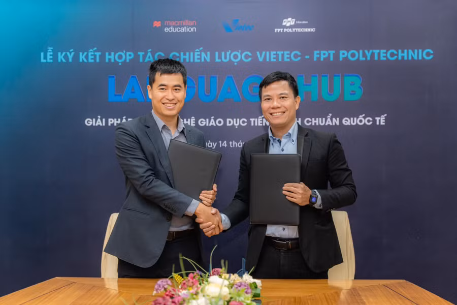 Đại diện Trường Cao đẳng FPT Polytechnic và Vietec., Corp ký kết hợp tác chiến lược Language Hub.