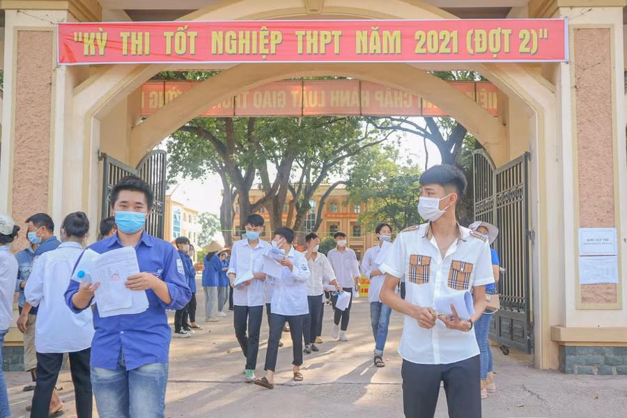 Thí sinh hồ hởi rời Điểm thi sau khi hoàn thành các bài thi sáng 7/8 .