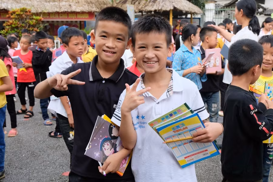 Niềm vui của học sinh khi được tặng những cuốn vở mới.
