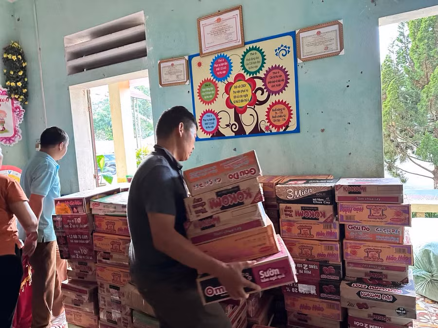 Thầy cô giáo tại tỉnh Hà Giang tiếp nhận những thùng mì do các đơn vị hảo tâm trao tặng.