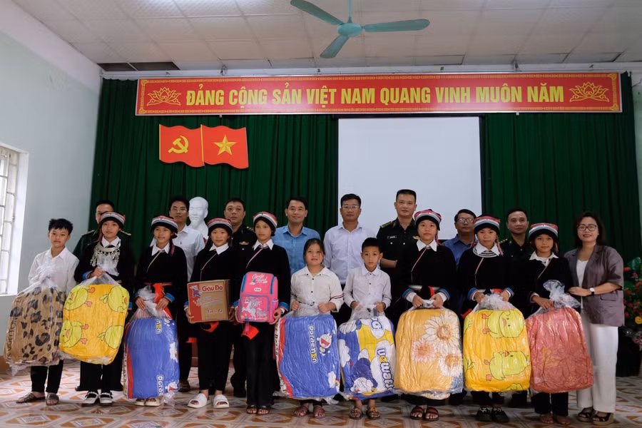 Các đơn vị trao tặng quà cho học sinh Trường Mầm non Xín Chải và Trường PTDT Bán trú TH &amp; THCS Xín Chải, tỉnh Hà Giang.