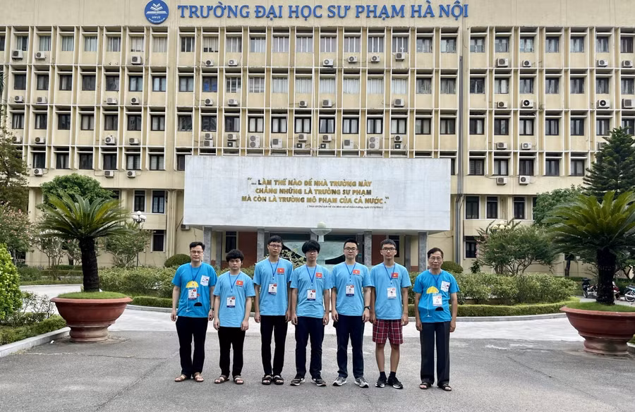 PGS TSKH Nguyễn Thế Khôi (ngoài cùng bên phải) chụp ảnh cùng đoàn học sinh dự thi Olympic Vật lý quốc tế 2021.