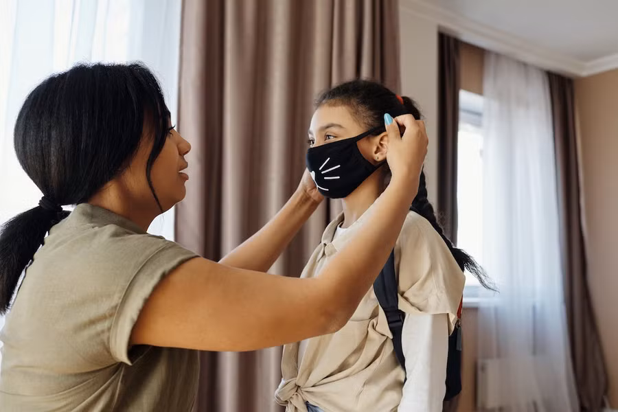 Học sinh, phụ huynh cần được hỗ trợ tâm lý trong thời gian học trực tuyến. Ảnh: INT.