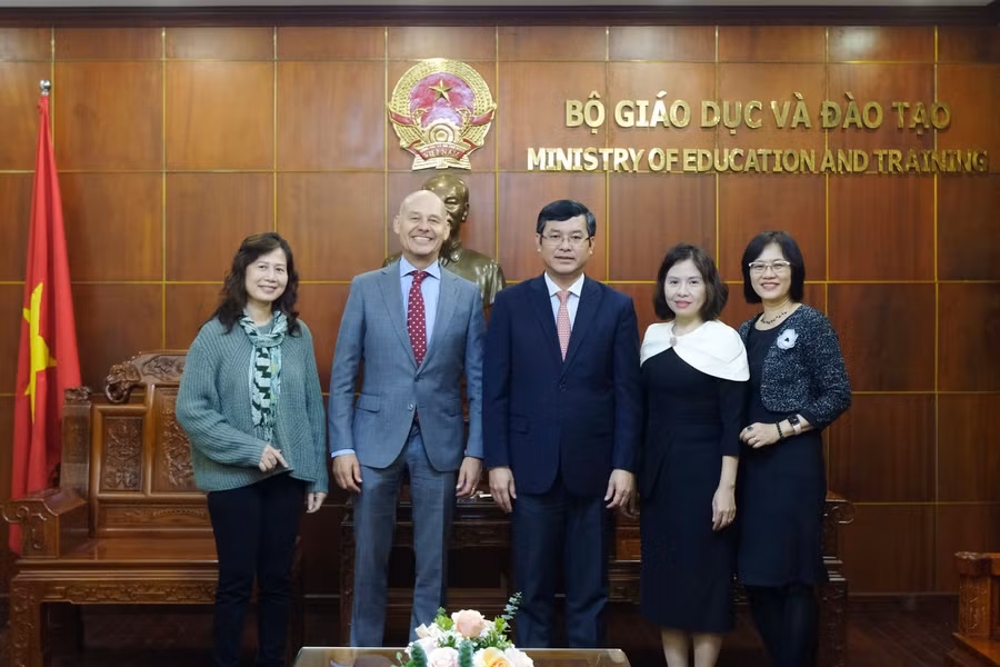 Các đại biểu chụp hình lưu niệm.