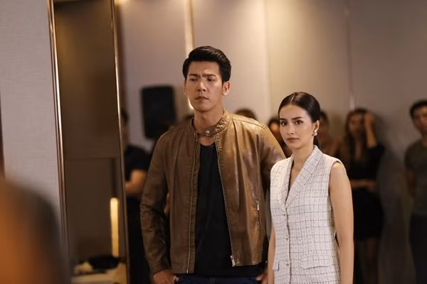 Chồng về bất ngờ lúc 12h đêm thấy vợ đang oằn mình lau dọn 3 tầng nhà, ngay lập tức anh có hành động "để đời" cùng lời tuyên bố đanh thép khiến cả nhà chồng "tái mặt" - Ảnh 2.