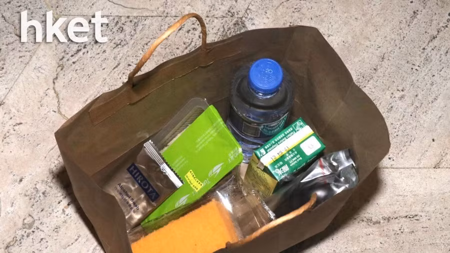Có gì bên trong túi quà gia tộc chuẩn bị cho các phóng viên ở tang lễ Vua sòng bài Macau? ảnh 1