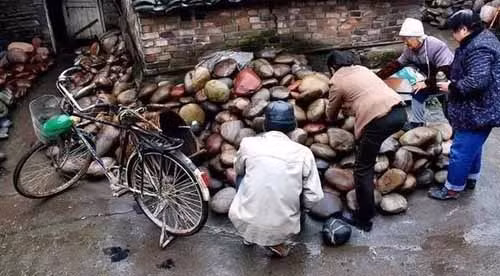 Ngôi làng ẩn chứa"báu vật" ở đáy sông, chỉ cần nhặt đại một cục đá cuội đem bán cũng đủ tiền mua xe, sửa nhà - Ảnh 4.