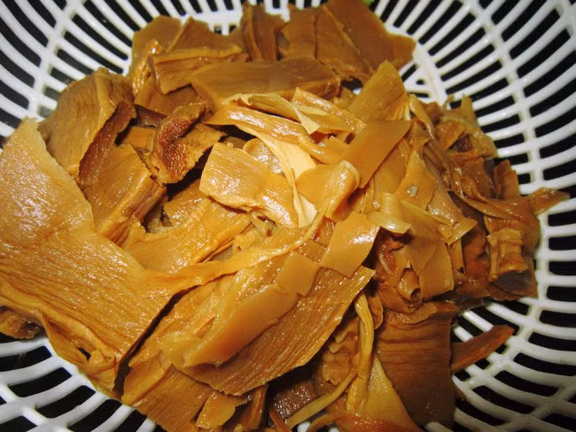 Canh măng - chân giò là món ăn không thể thiếu mỗi dịp Tết đến, chị em muốn nấu ngon cần nằm lòng các thao tác sau đây! - Ảnh 5.