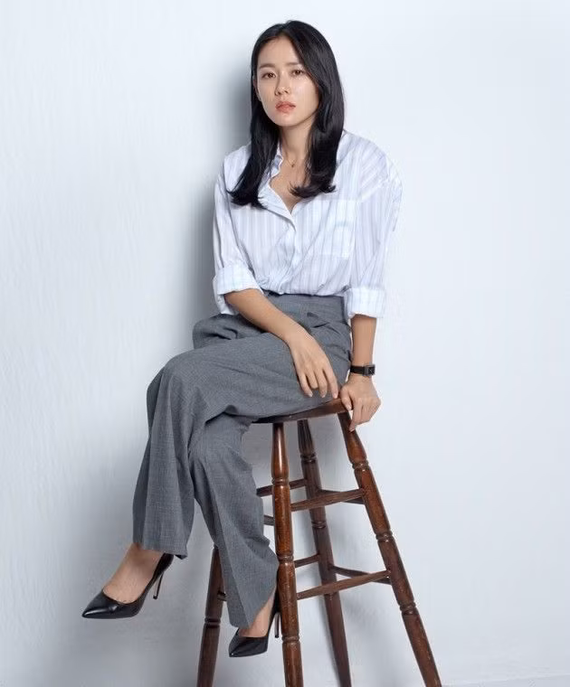 Phụ nữ 30+ có thể học ngay 5 cách diện đồ tinh tế của Son Ye Jin ảnh 13