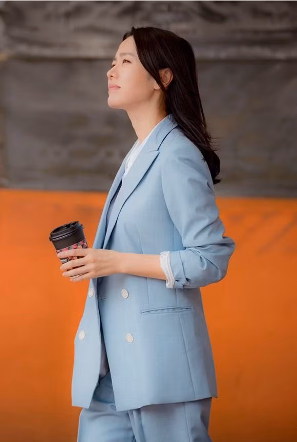 Phụ nữ 30+ có thể học ngay 5 cách diện đồ tinh tế của Son Ye Jin ảnh 22