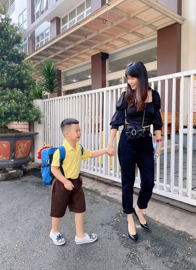 Dàn sao Vbiz nô nức đưa con đi học: Con trai Tuấn Hưng dạn dĩ vào lớp 1, quý tử nhà Đăng Khôi mếu máo vì phải xa mẹ - Ảnh 3.