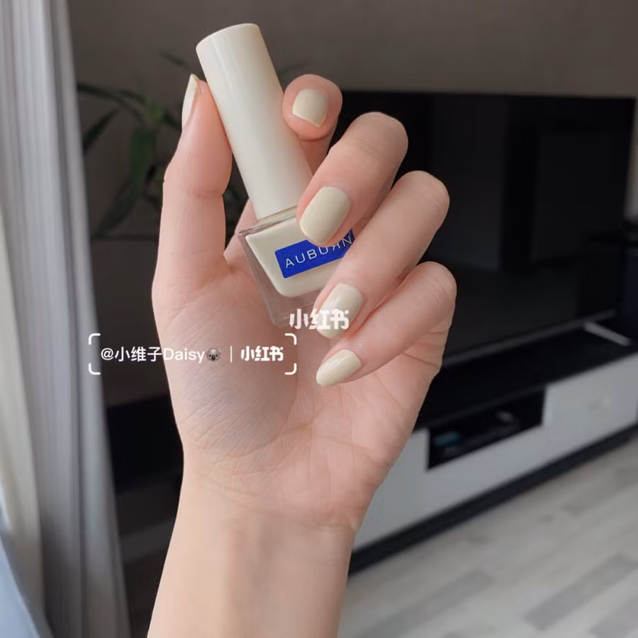 Tone màu trắng sữa nhìn khá nhẹ nhàng, nhưng cũng rất nổi bật, đặc biệt khi bạn diện 1 set đồ mùa Hè với áo hai dây thì thực sự trendy.