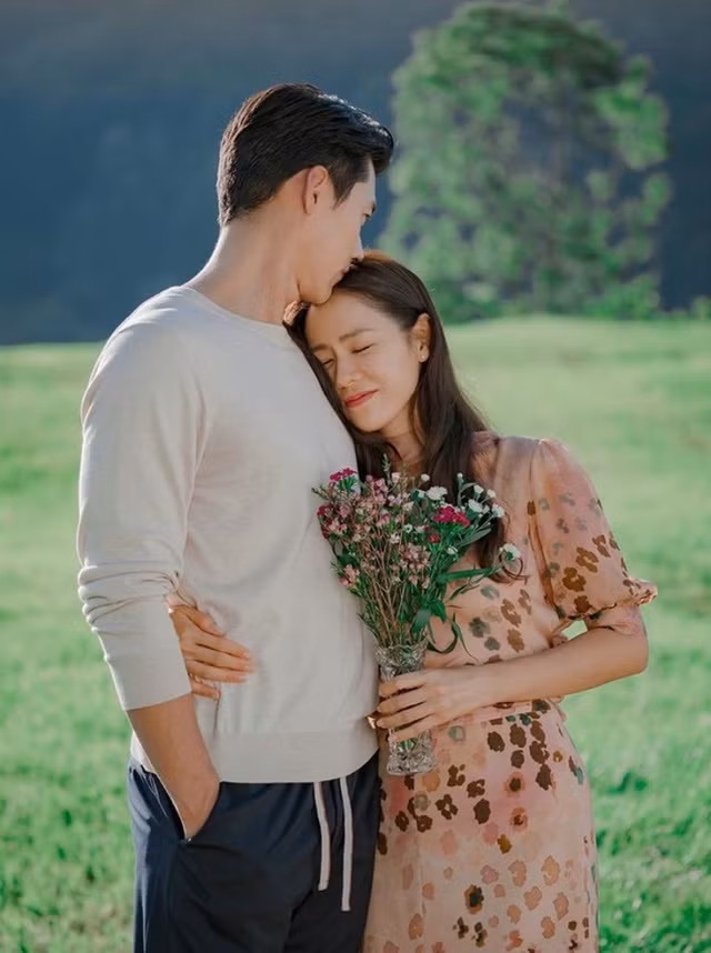 Hyun Bin bộc bạch:"Từ lần gặp đầu tiên đã bị sự tinh tế của cô ấy chinh phục", phụ nữ 30 + nên học ngay 5 cách diện đồ tinh tế từ Son Ye Jin - Ảnh 3.