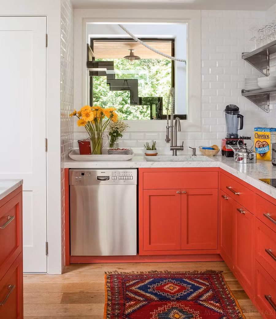 Bạn yêu thích màu rực rỡ, đừng ngần ngại lựa chọn để decor cho tủ bếp.