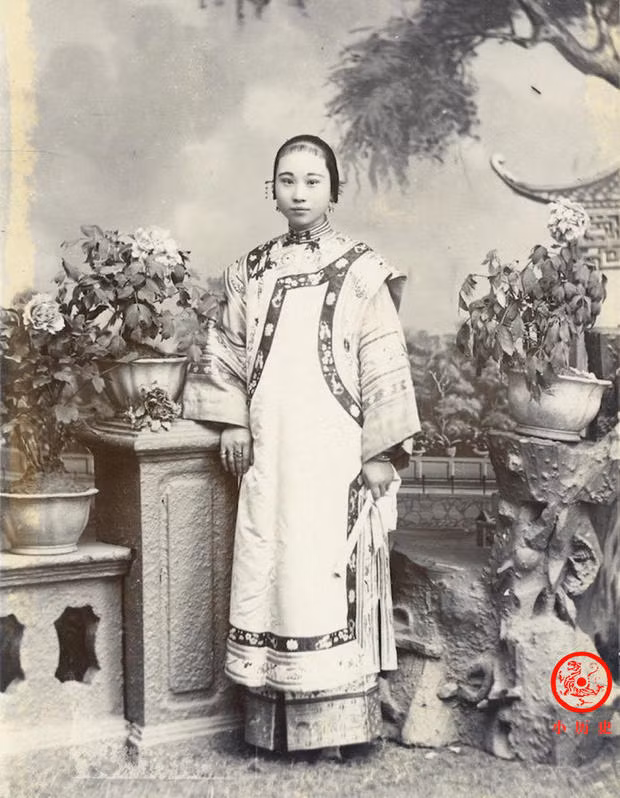 Loạt ảnh cuộc sống của những phụ nữ quyền quý thời nhà Thanh: Người xúm xính quần áo đi chụp hình, kẻ họp mặt tán gẫu cùng hội chị em - Ảnh 7. Loạt ảnh cuộc sống của những phụ nữ quyền quý thời nhà Thanh: Người xúm xính quần áo đi chụp hình, kẻ họp mặt tán gẫu cùng hội chị em - Ảnh 7.