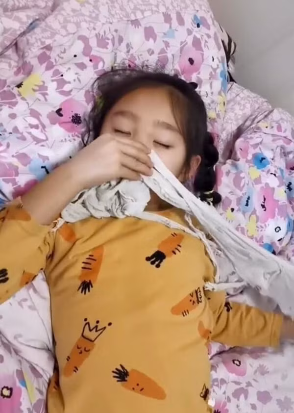 Bất ngờ lý do con gái đi ngủ luôn cầm chặt chiếc áo phông trắng đã rách nát ảnh 1