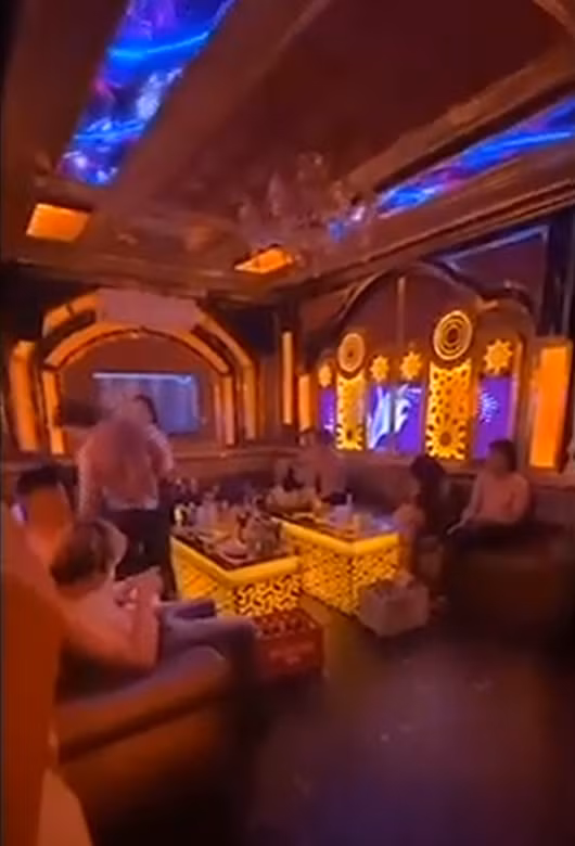 Đánh ghen "cực ngầu": Chị chồng lái Mercedes đến tận quán karaoke bắt gian thay em dâu, chỉ tay Tuesday "em chỉ là con giáp thứ 13" - Ảnh 2.