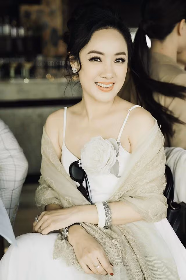 Khi tham dự sự kiện, BTV Hoài Anh còn gây trầm trồ với diện mạo quyến rũ, kiểu tóc vấn sang trọng tôn lên gương mặt thanh thoát, bờ vai trần mảnh mai gợi cảm.
