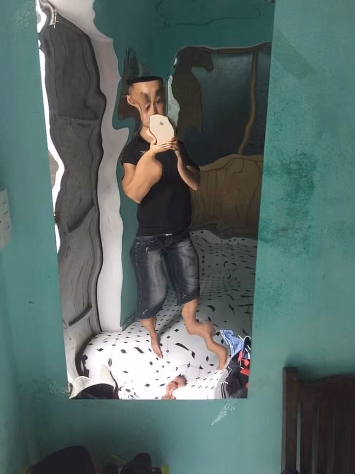 Đặt mua gương dán tường "thần kỳ" trên mạng, ai nấy phát khóc khi nhận hàng ảnh 6 Đặt mua gương dán tường "thần kỳ" trên mạng, ai nấy phát khóc khi nhận hàng ảnh 6