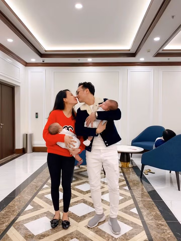 Cận cảnh căn nhà thiết kế xa hoa như biệt phủ của MC Thành Trung tặng vợ con ảnh 1