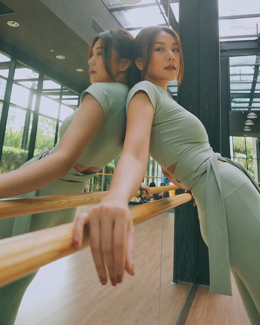Thanh Hằng diện cả loạt đồ bình dân giá rẻ, từ váy hoa điệu đà đến suit công sở đều max xinh - Ảnh 1.