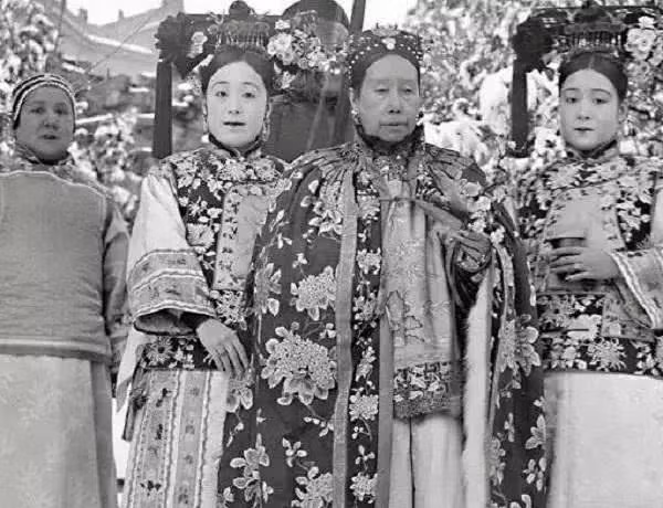 Từ Hi Thái hậu đi dạo cùng các vị cách cách.