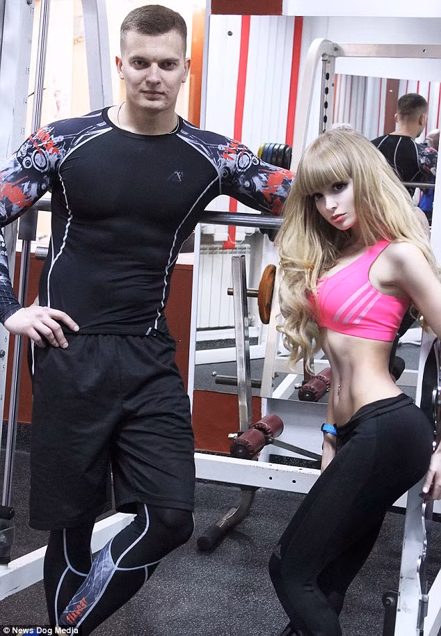 Cuộc sống trong "lồng kính" của "búp bê sống" nổi tiếng nhất thế giới ảnh 3