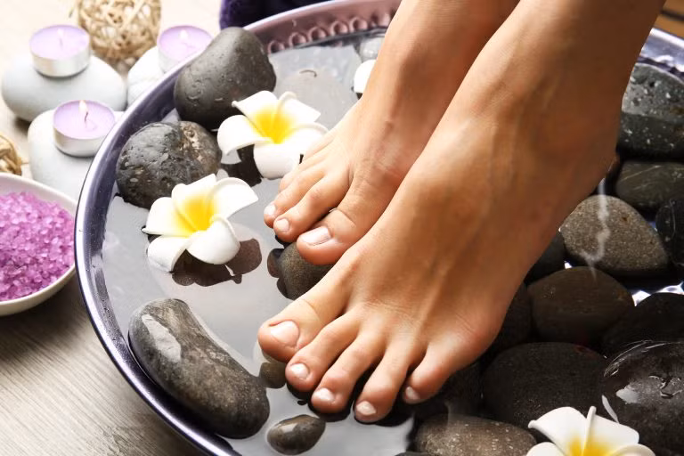 Phụ nữ đi ngủ không nên nằm lâu 2 tư thế này vì sẽ làm tổn thương tử cung và "vòng 1" rất nhanh - Ảnh 5.