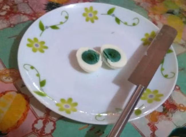 Hoang mang trứng gà có lòng đỏ... màu xanh ảnh 1