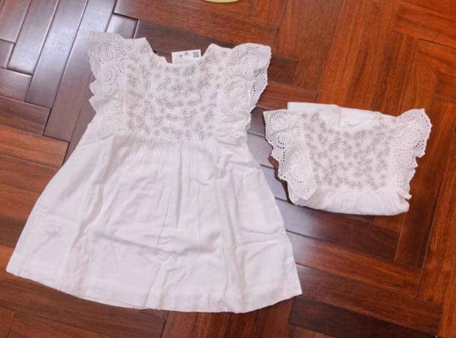 Sophie diện một chiếc váy khác của Zara.