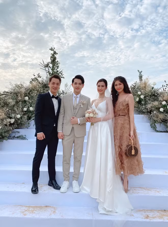 Thủy Anh, vợ của ca sĩ Đăng Khôi diện một thiết kế đầm hai dây với kiểu dáng độc lạ để tới dự đám cưới thế kỷ của Ông Cao Thắng - Đông Nhi. Tô điểm cho bộ váy áo duyên dáng là chiếc túi xách Louis Vuitton đắt giá nâng tầm cả set đồ cô đang diện.