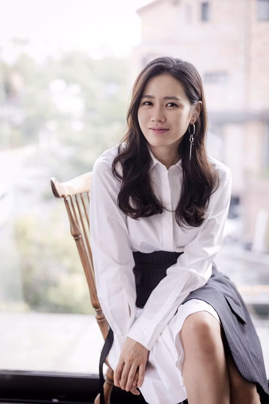 Hyun Bin bộc bạch:"Từ lần gặp đầu tiên đã bị sự tinh tế của cô ấy chinh phục", phụ nữ 30 + nên học ngay 5 cách diện đồ tinh tế từ Son Ye Jin - Ảnh 11.