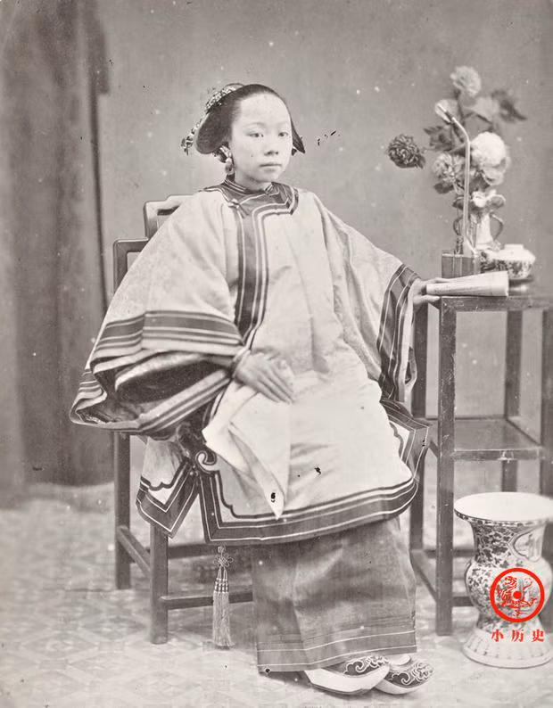 Loạt ảnh cuộc sống của những phụ nữ quyền quý thời nhà Thanh: Người xúm xính quần áo đi chụp hình, kẻ họp mặt tán gẫu cùng hội chị em - Ảnh 6. Loạt ảnh cuộc sống của những phụ nữ quyền quý thời nhà Thanh: Người xúm xính quần áo đi chụp hình, kẻ họp mặt tán gẫu cùng hội chị em - Ảnh 6.