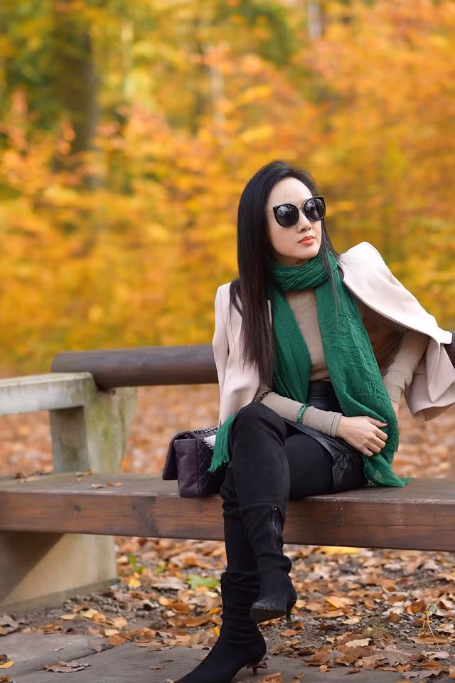Bên cạnh váy áo thì những món phụ kiện nhỏ như vòng vèo, kính mắt cũng được nàng BTV chú trọng giúp hình ảnh thêm phần sang trọng, lối khoác áo hờ hững cũng giúp điểm sang chảnh thăng hạng đáng kể.