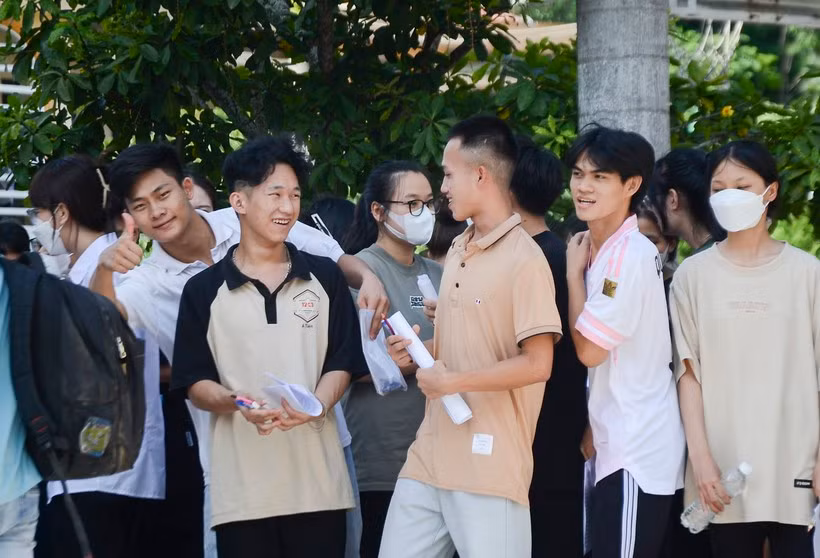 Kết thúc môn thi cuối cùng, nhiều thí sinh tại tỉnh Điện Biên tỏ ra phấn khởi, vui vẻ trò chuyện, cười đùa với bạn bè.